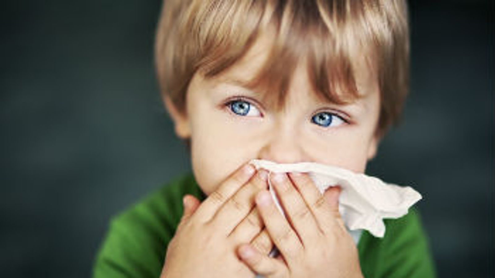 Illustration of symptoms comparing a common cold to mold exposure in the home